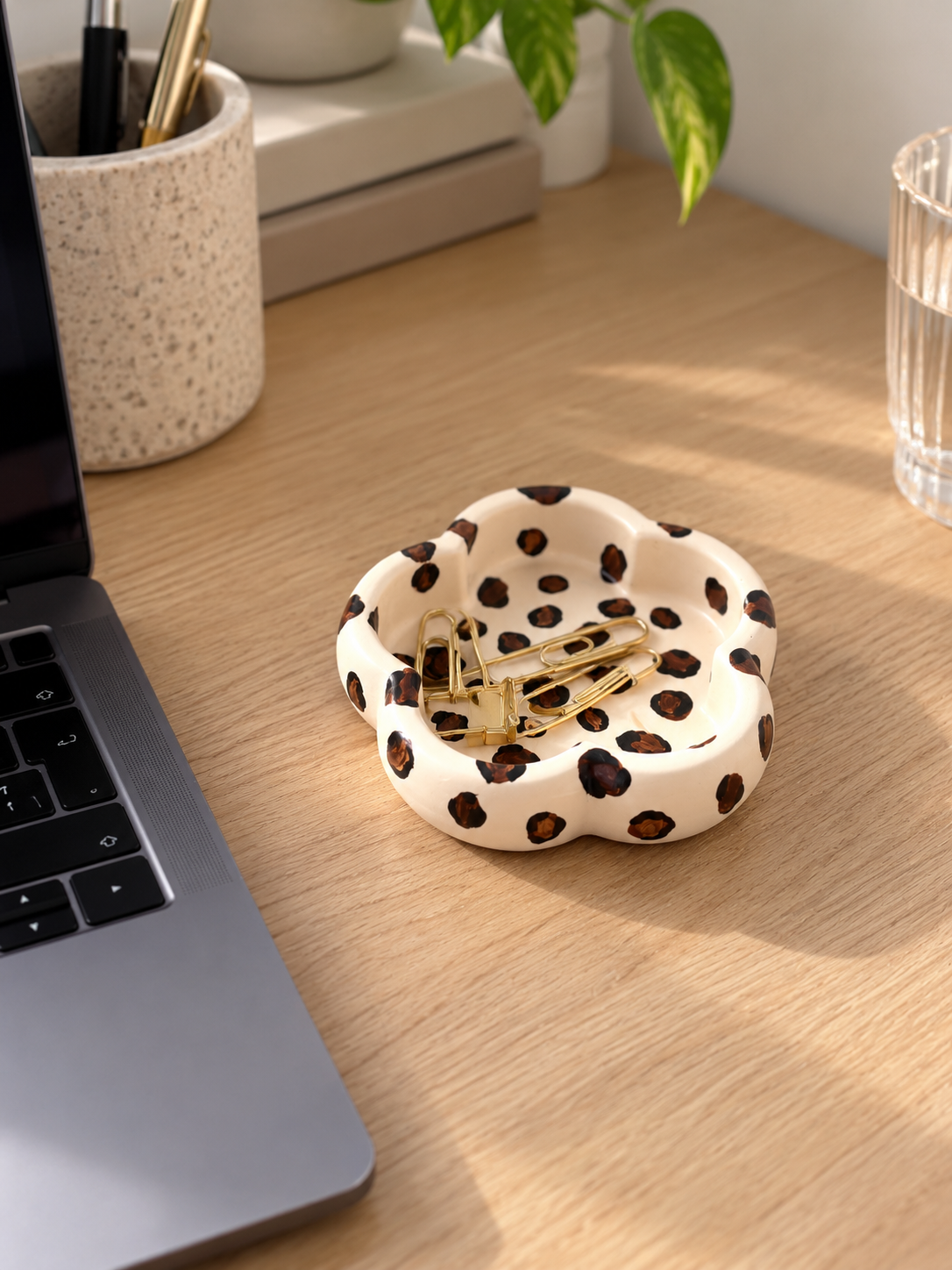 vide-poche fluffy fleur en jesmonite