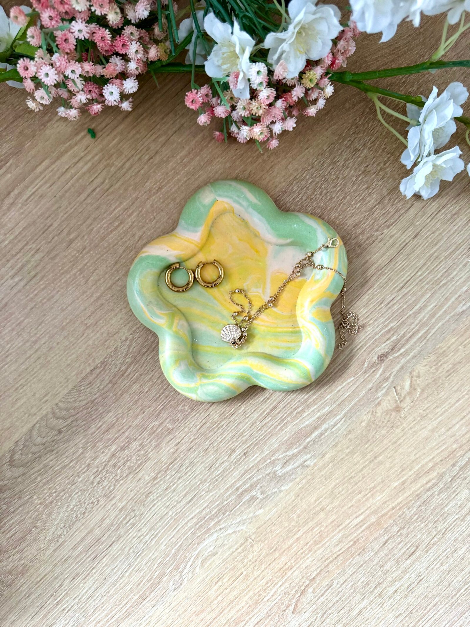 vide-poche fluffy fleur en jesmonite fabriqué par mademoiselle création