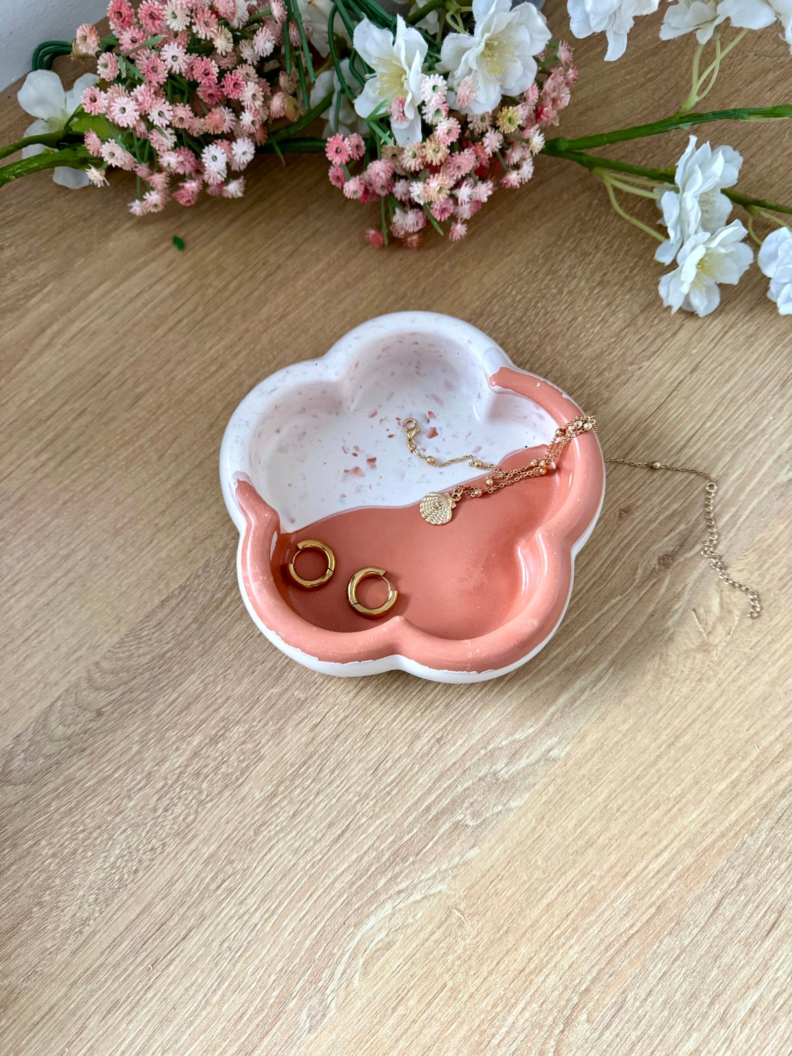 vide-poche fluffy fleur en jesmonite