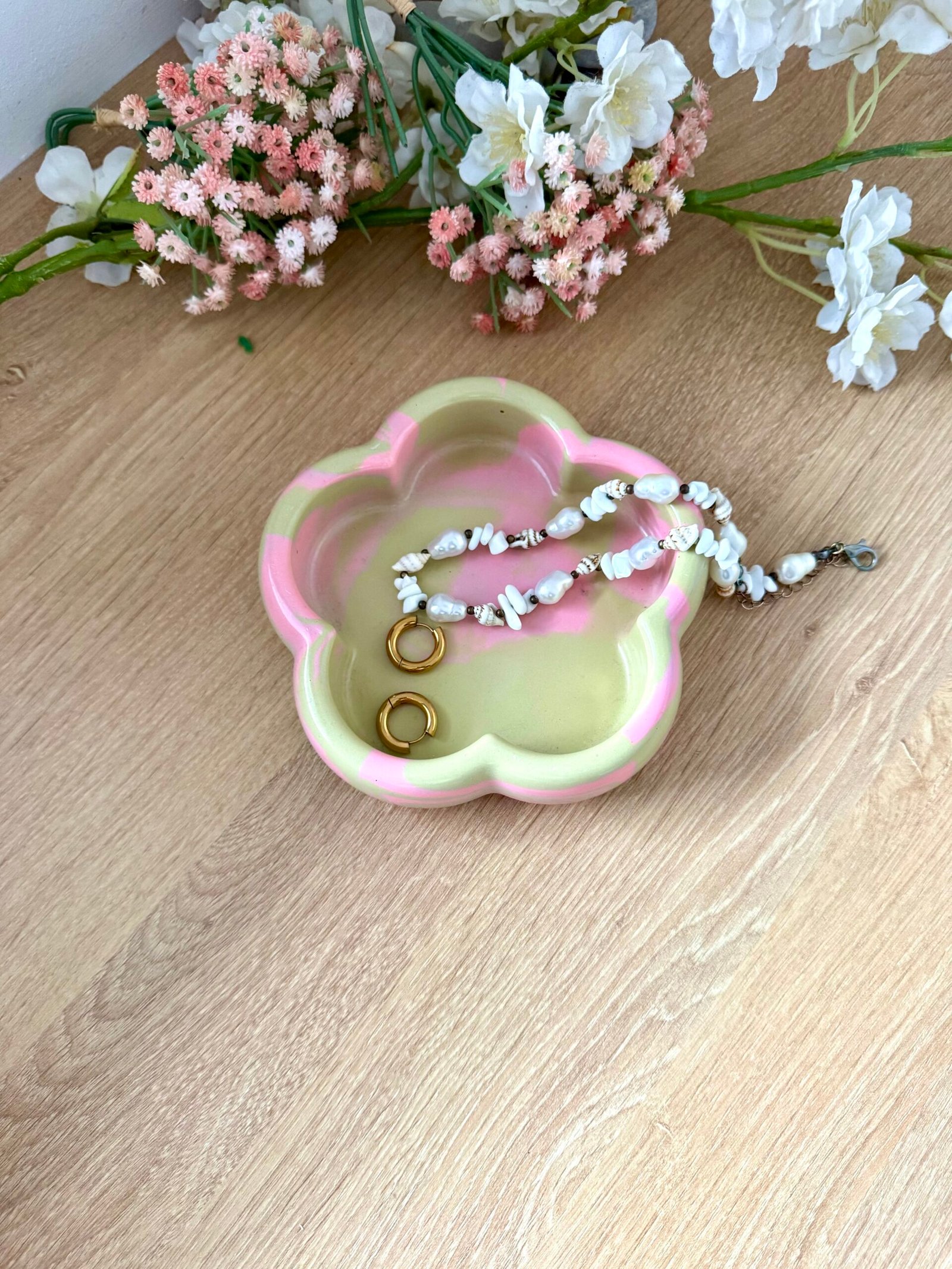 Vide-poche fluffy fleur en jesmonite fabriquée par mademoiselle création