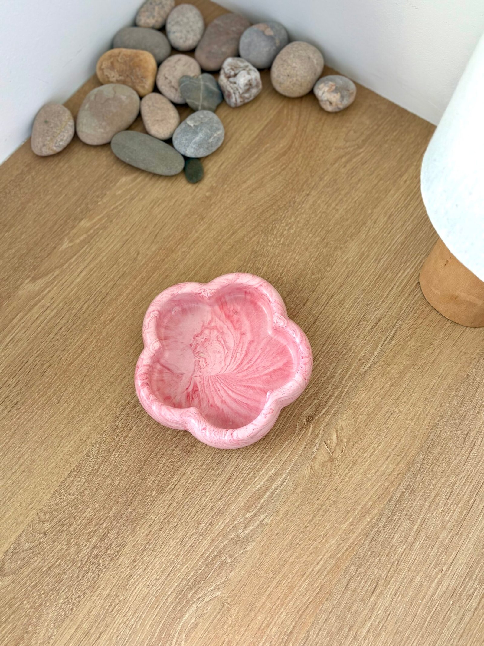 vide-poche fleur en jesmonite fabriqué par mademoiselle création