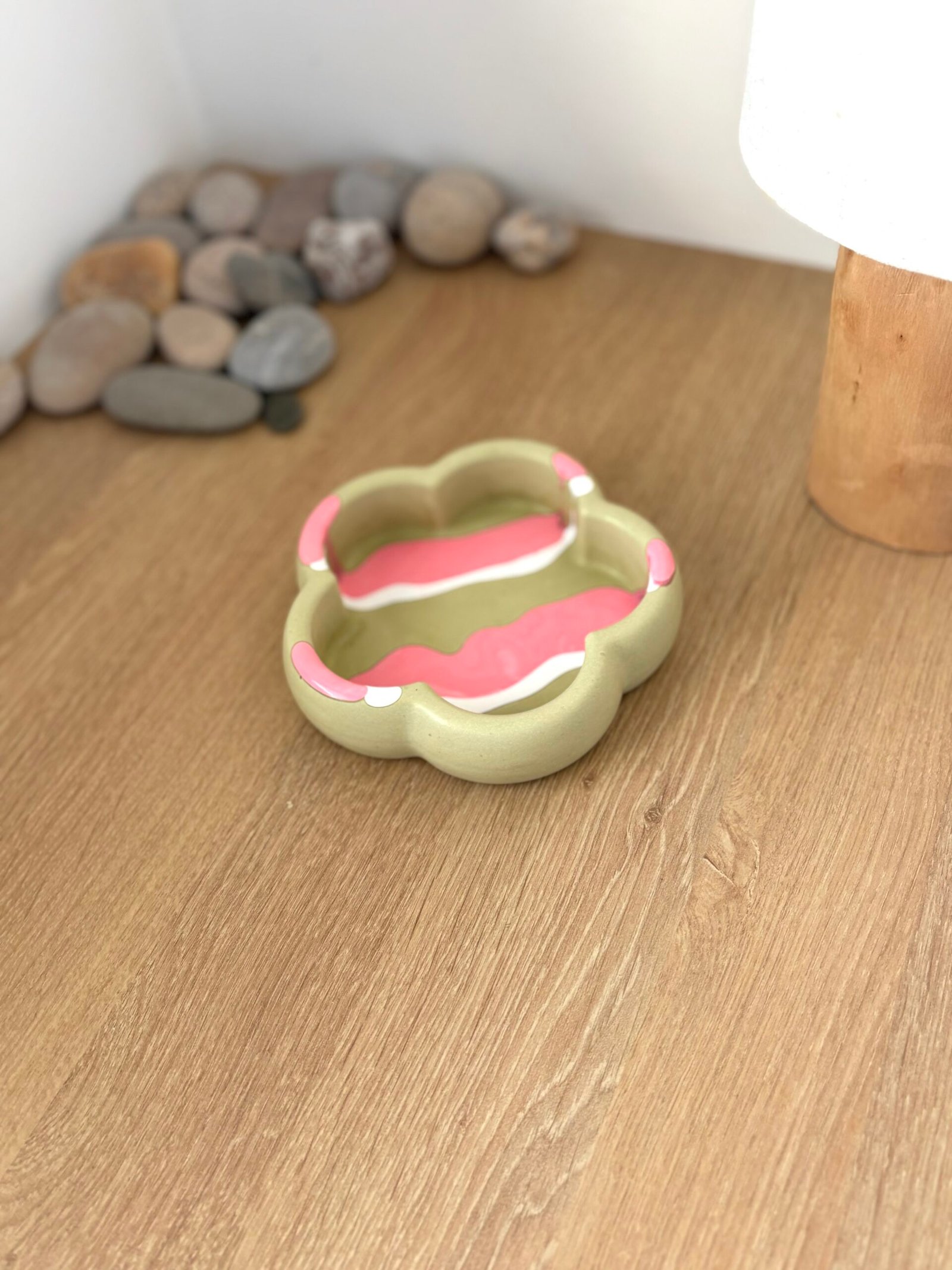 vide-poche fleur en jesmonite fabriqué par mademoiselle création
