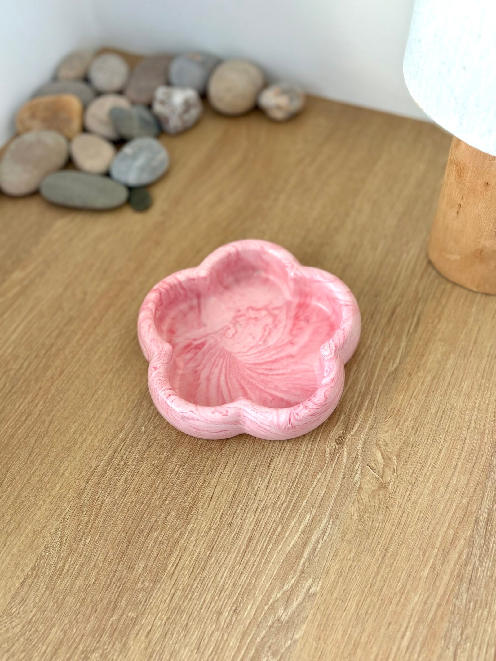 vide-poche fleur en jesmonite fabriqué par mademoiselle création