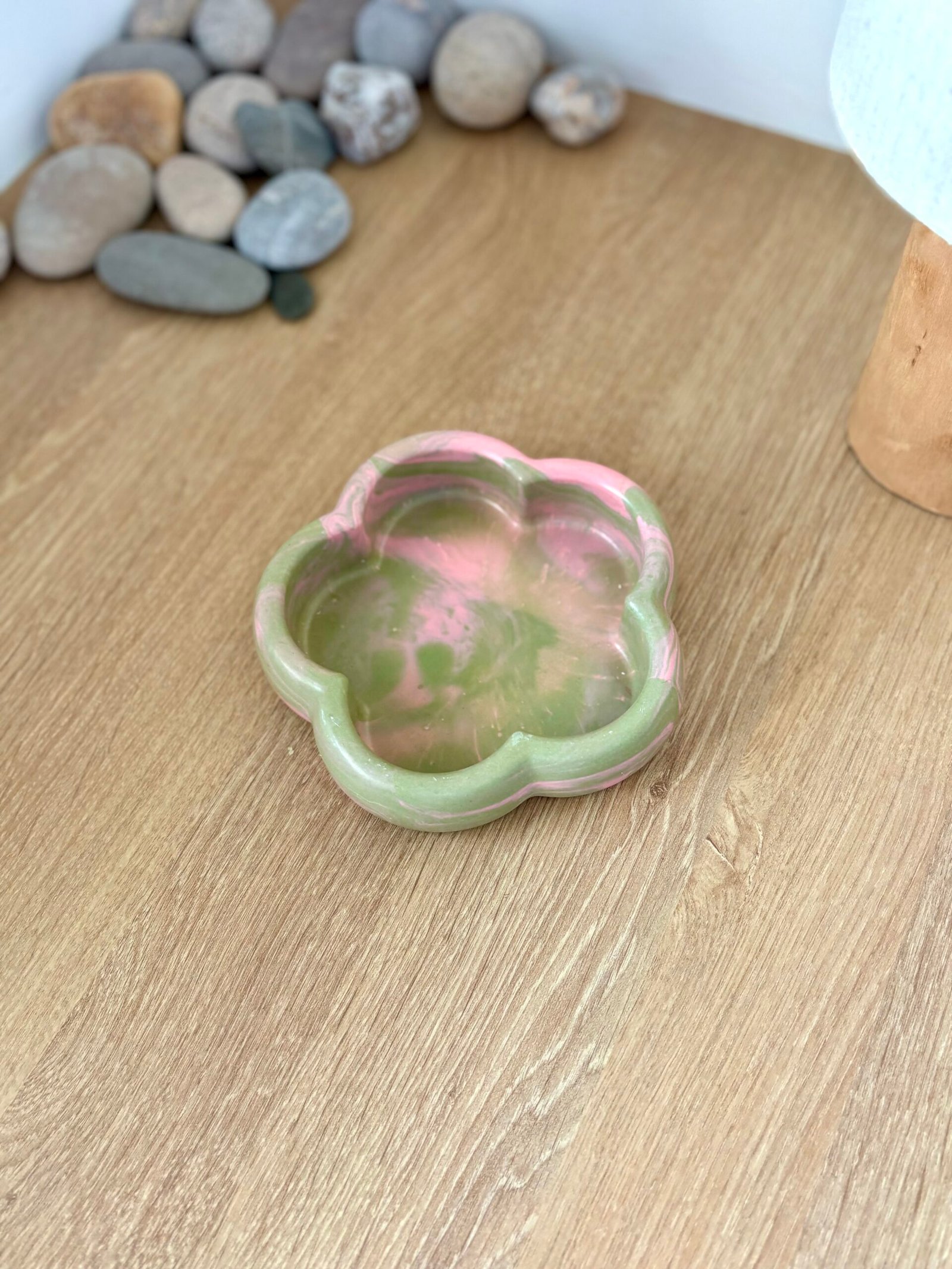 vide-poche fleur en jesmonite fabriqué par mademoiselle création