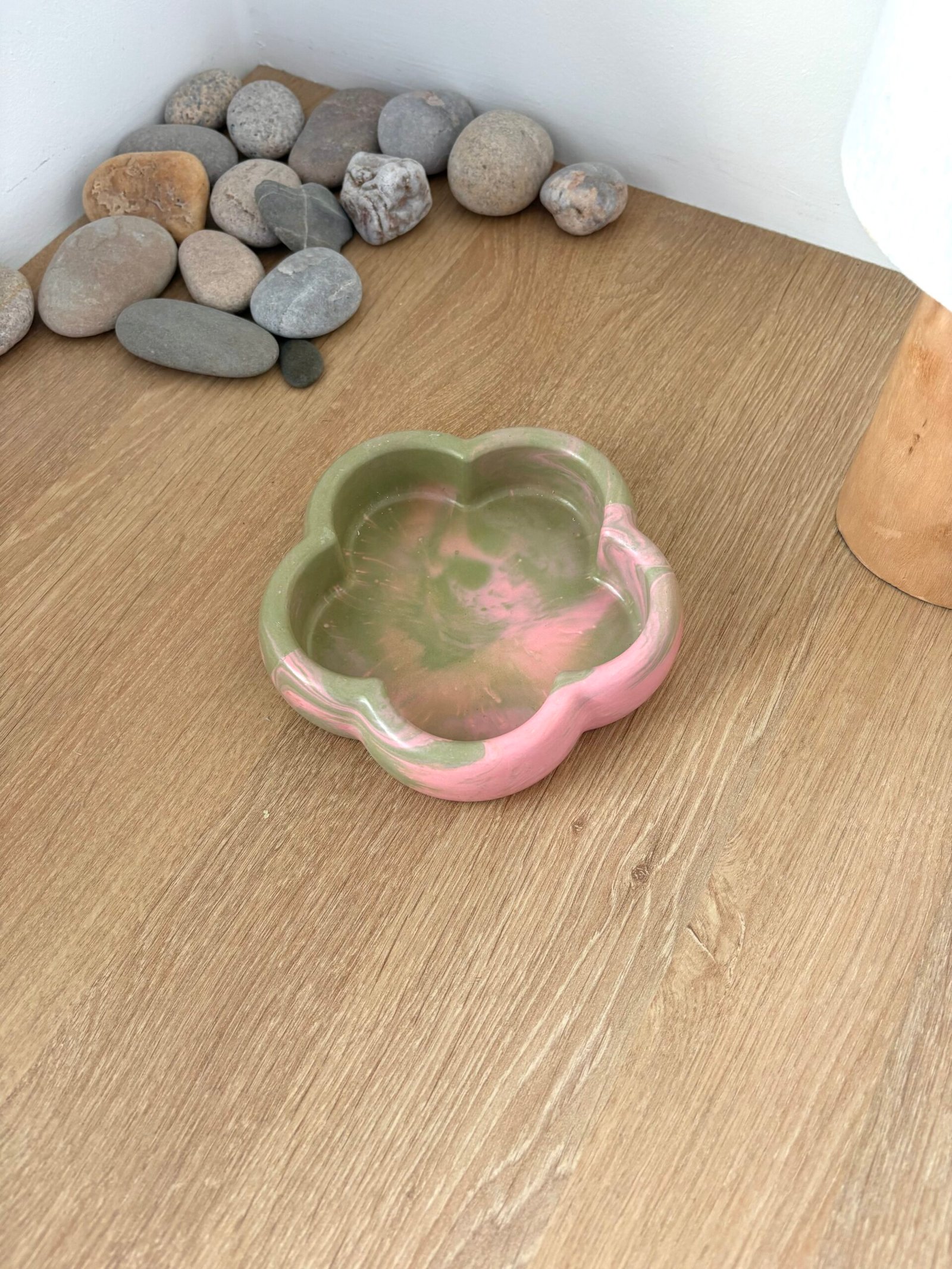 vide-poche fleur en jesmonite fabriqué par mademoiselle création